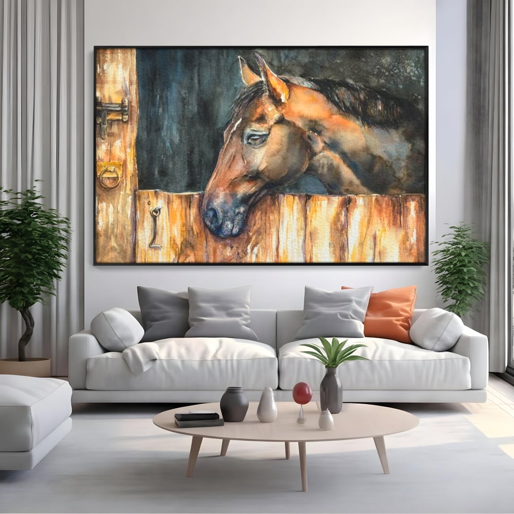 Tablou canvas cu pictura cu un cal brun in hambar, in rama de aluminiu negru, pe perete intr-un living